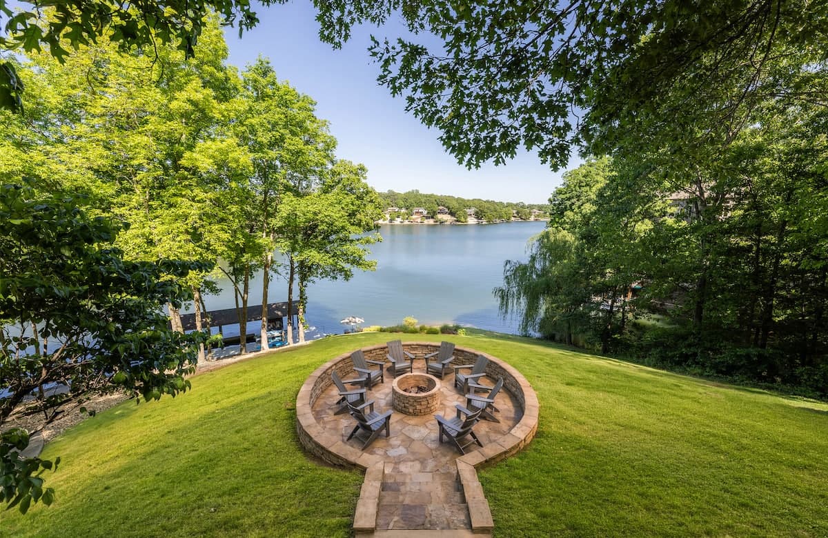 Aspen Falls: Lakehouse Retreat on Loch Lomond